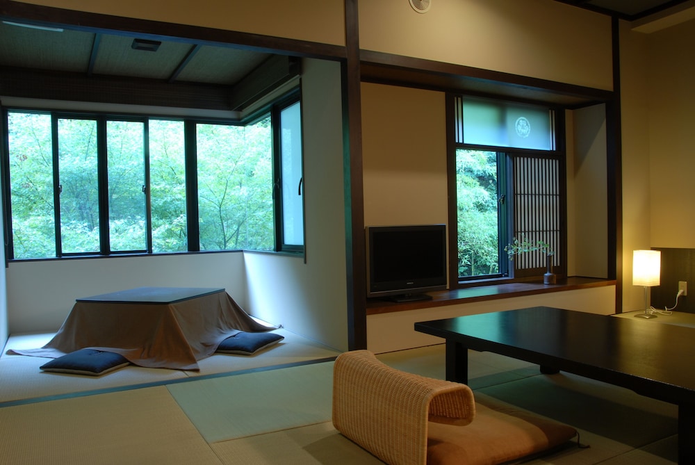 四季の移ろいと山を望む掘りごたつのある空間 (山の菴･和室) 禁煙 客室4 | 旅館 すみや亀峰菴