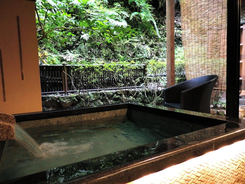 温泉露天風呂＆ウッドデッキ付 44平米 (山のテラス･和室) 禁煙 バスルーム2 | 旅館 すみや亀峰菴