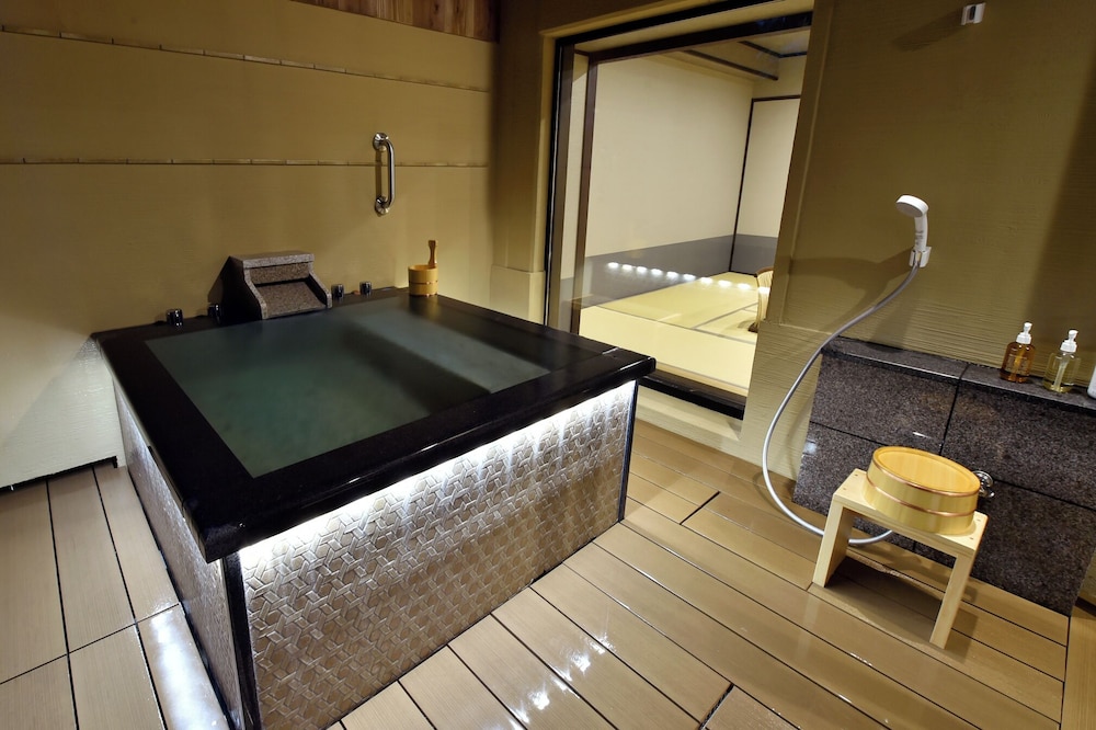 温泉露天風呂＆ウッドデッキ付 44平米 (山のテラス･和室) 禁煙 バスルーム4 | 旅館 すみや亀峰菴