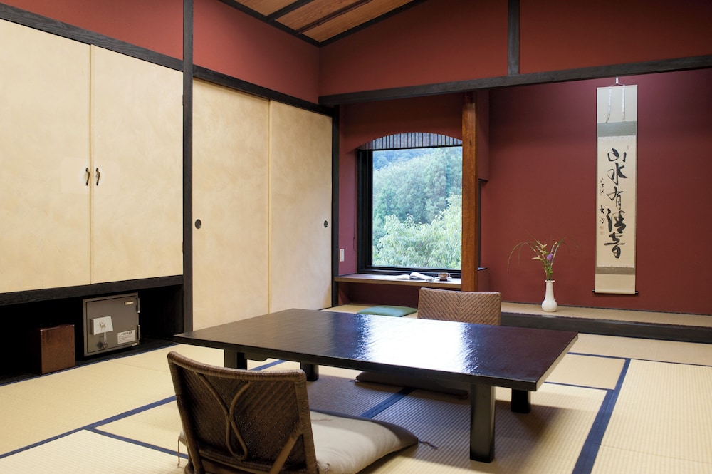 温泉掛流し露天風呂 囲まれた緑と夜空を望む 68平米 (月朧) 禁煙 客室5 | 旅館 すみや亀峰菴