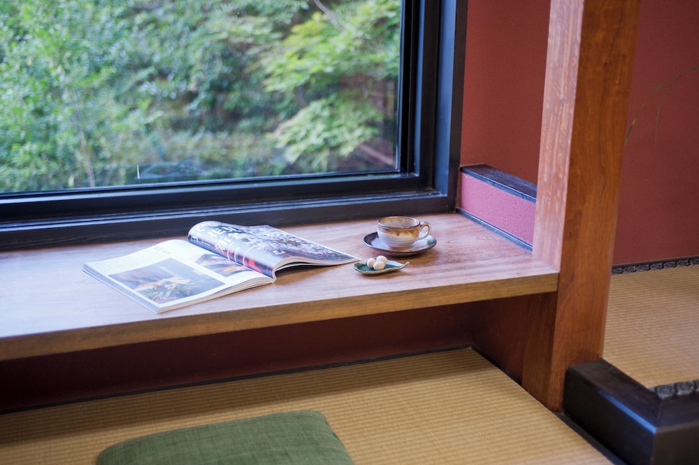 温泉掛流し露天風呂 囲まれた緑と夜空を望む 68平米 (月朧) 禁煙 客室4 | 旅館 すみや亀峰菴