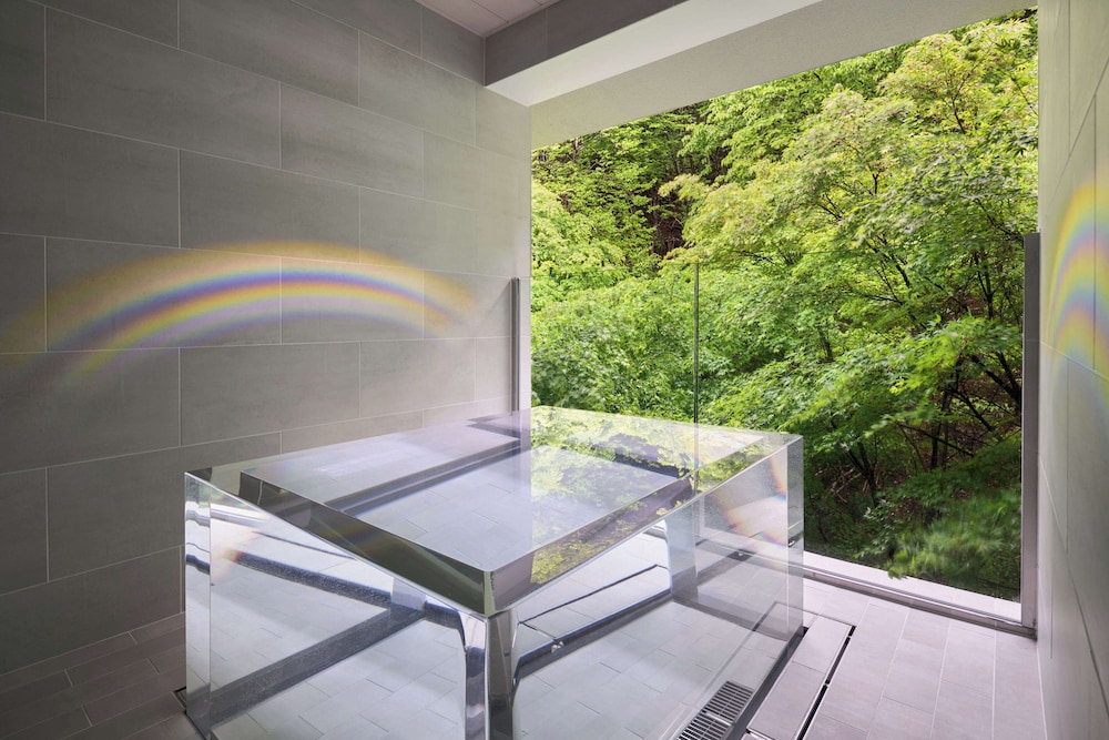 現代アートと伝統の技が織りなす体感型客室(呼風-KOHOO) 禁煙 バスルーム2 | 旅館 すみや亀峰菴