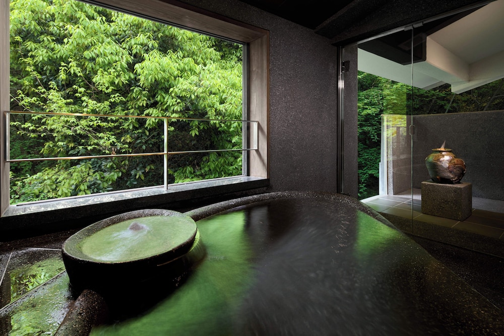 現代アートと伝統の技が織りなす体感型客室(呼風-KOHOO) 禁煙 客室7 | 旅館 すみや亀峰菴
