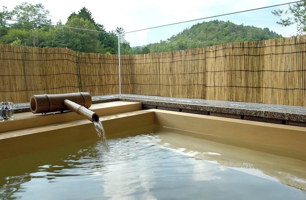 温泉掛流し露天風呂 囲まれた緑と夜空を望む 68平米 (月朧) 禁煙 バスルーム2 | 旅館 すみや亀峰菴