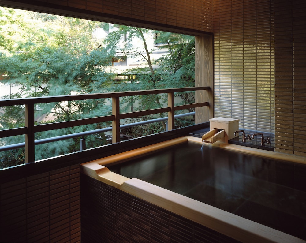 温泉掛流し露天風呂＆カウンターダイニング付 部屋食 (瀬音) 禁煙 | 旅館 すみや亀峰菴