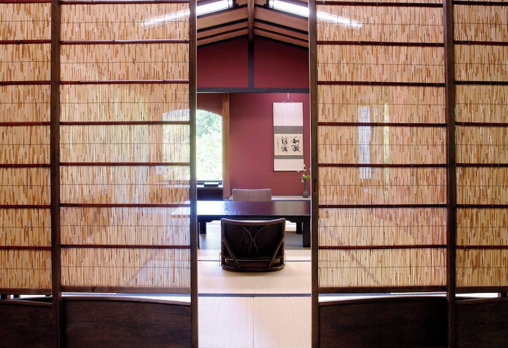 温泉掛流し露天風呂 囲まれた緑と夜空を望む 68平米 (月朧) 禁煙 客室1 | 旅館 すみや亀峰菴