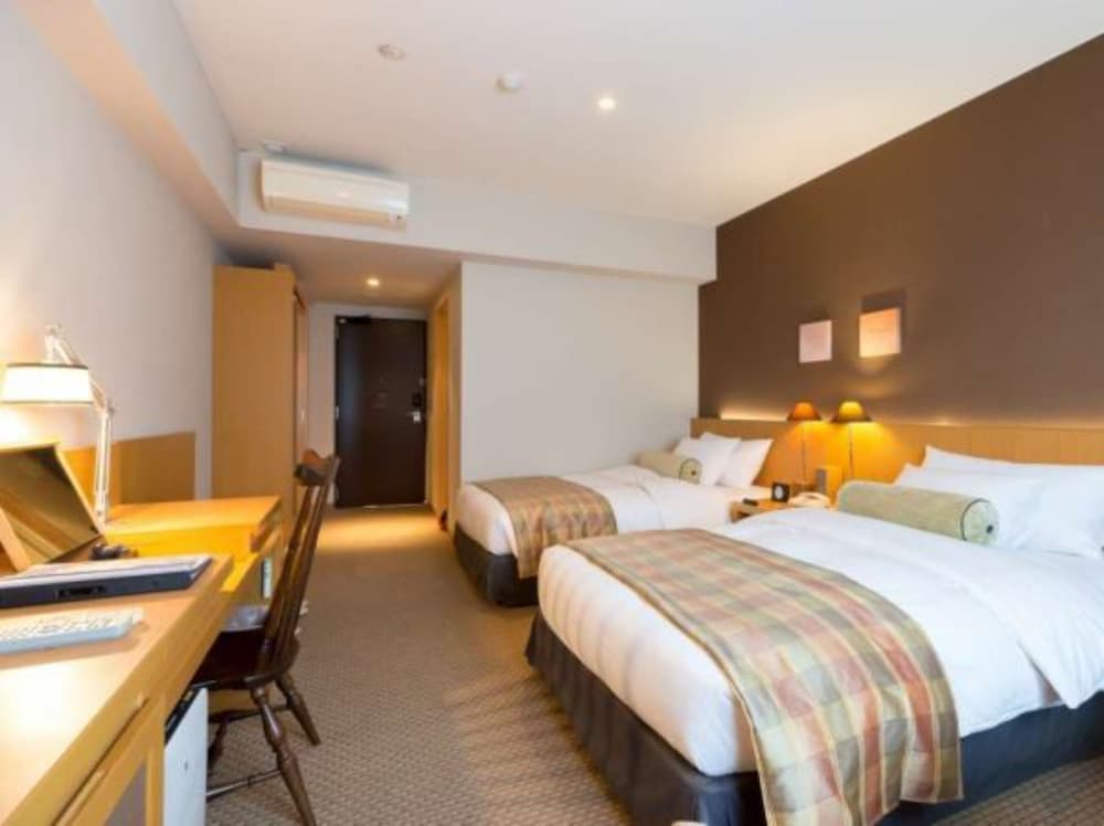 デラックス ツインルーム セミダブルサイズベッド 2 台 客室1 | 松本丸の内ホテル