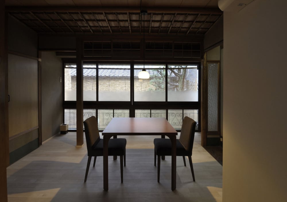 デラックス和洋室 40平米 -悠- 客室内のダイニングエリア0 | 京都 料理旅宿 井筒安