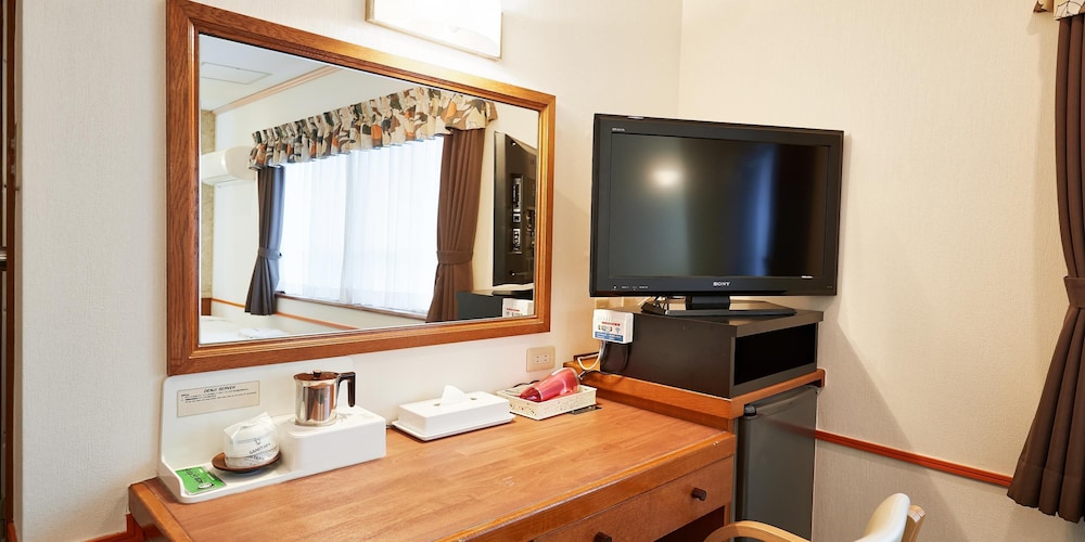 ツインルーム ダブルベッド 2 台 禁煙 テレビ0 | クラウンホテル沖縄
