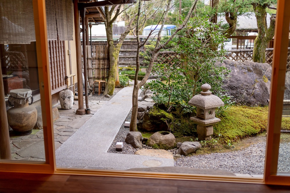 スイートルーム プライベート日本庭園付き 禁煙 客室9 | 旅館やまざき