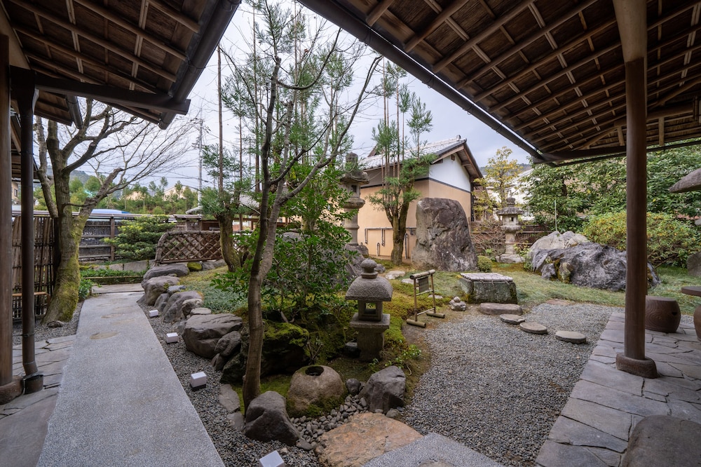 スイートルーム プライベート日本庭園付き 禁煙 バルコニーからの眺望0 | 旅館やまざき