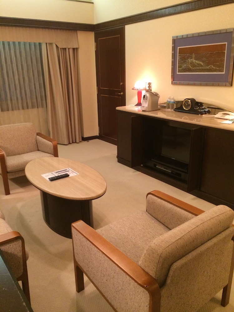 スイート 禁煙 リビング エリア1 | リーガロイヤルホテル新居浜