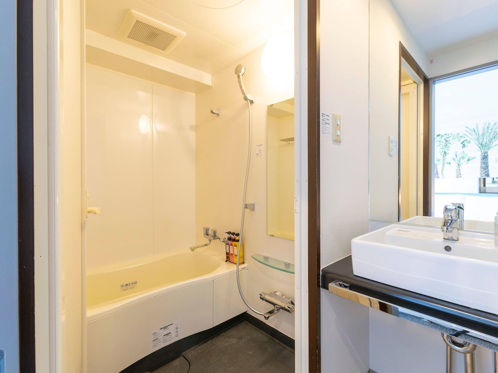 スタンダード ルーム クイーンベッド 1 台 禁煙 客室3 | コンフォートイン那覇泊港