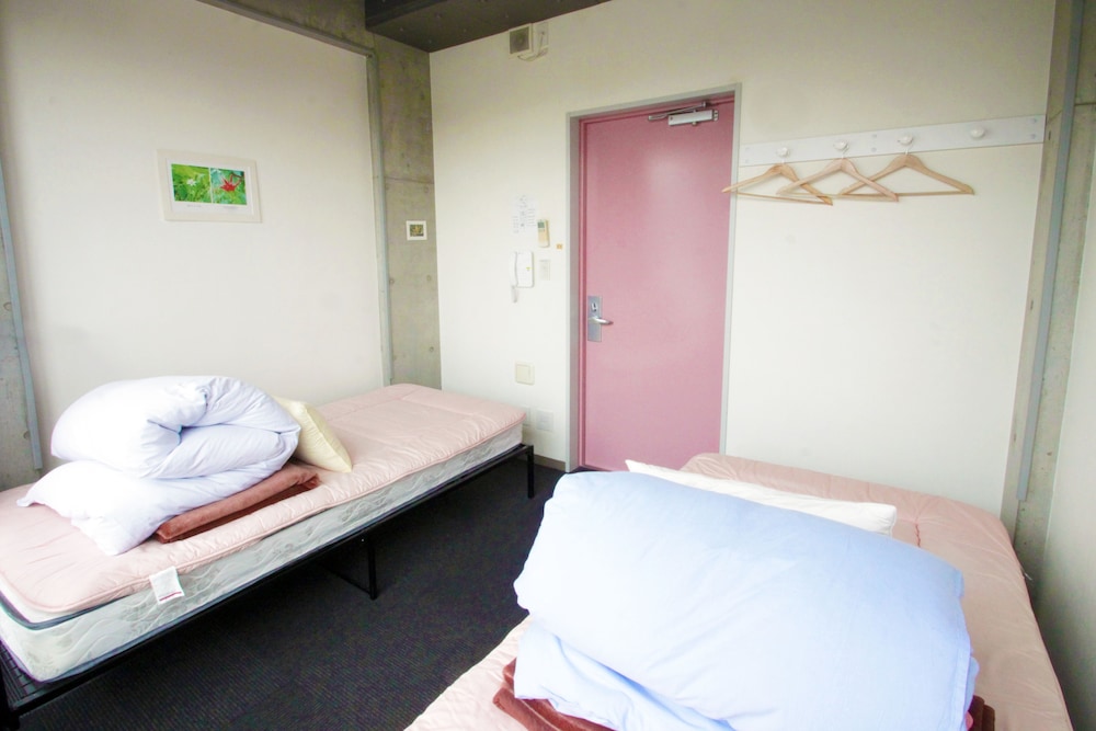 ツインルームシングルサイズベッド 2 台禁煙共用バスルーム 客室1 | サクラホステル浅草