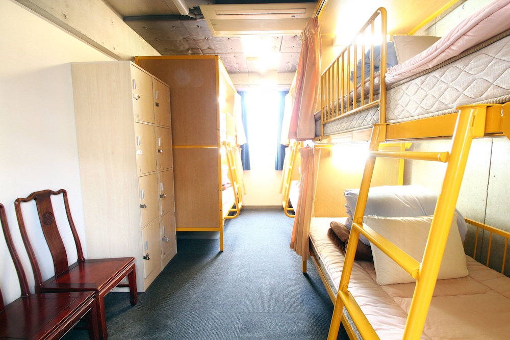 バンクベッド3台(計6ベッド）プライベートルーム共用バスルーム 客室3 | サクラホステル浅草