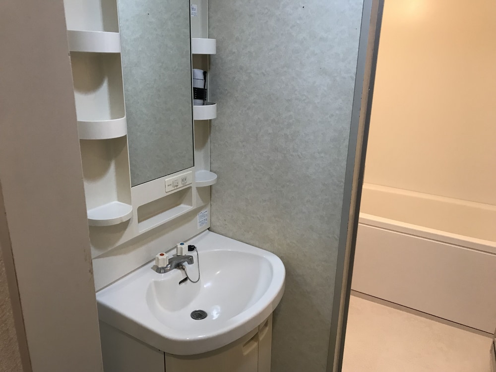 ファミリーツインルーム ダブルベッド バスルームのシンク0 | ウィークリー ハーバービュー マンション - メイン ビルディング