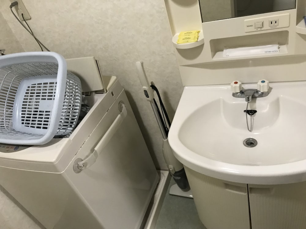 ファミリー ダブルルーム バスルームのシンク0 | ウィークリー ハーバービュー マンション - メイン ビルディング