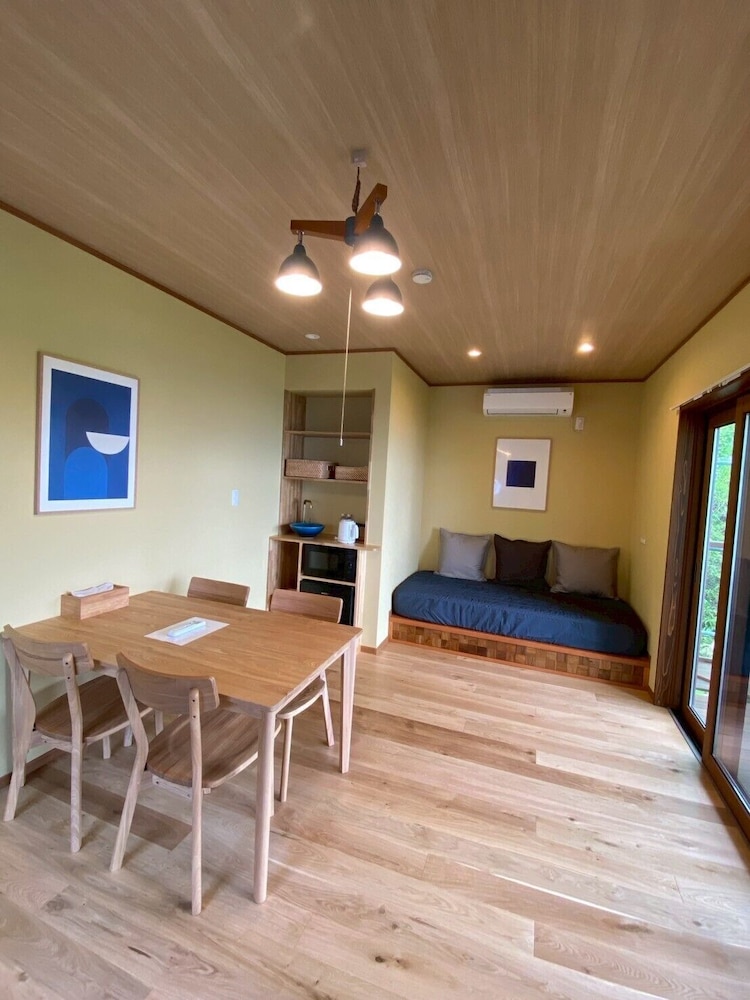 シャレ・アジュール シービュー 専用サウナ付き 禁煙 リビングルーム3 | マイロッジ直島　My Lodge Naoshima