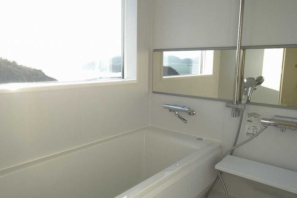 デラックスコーナールーム シービュー テラス付き 禁煙 深めの浴槽0 | マイロッジ直島　My Lodge Naoshima