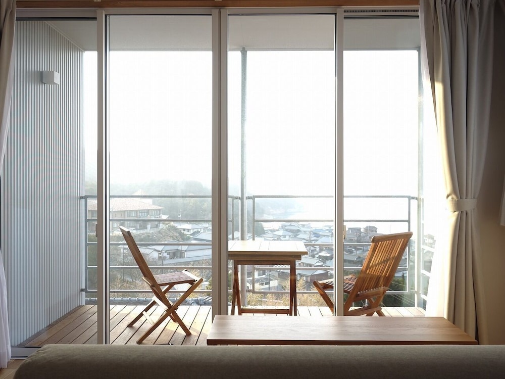 デラックスコーナールーム シービュー テラス付き 禁煙 リビング エリア3 | マイロッジ直島　My Lodge Naoshima