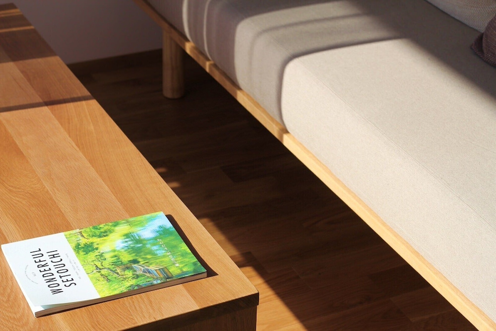 デラックスコーナールーム シービュー テラス付き 禁煙 リビング エリア4 | マイロッジ直島　My Lodge Naoshima