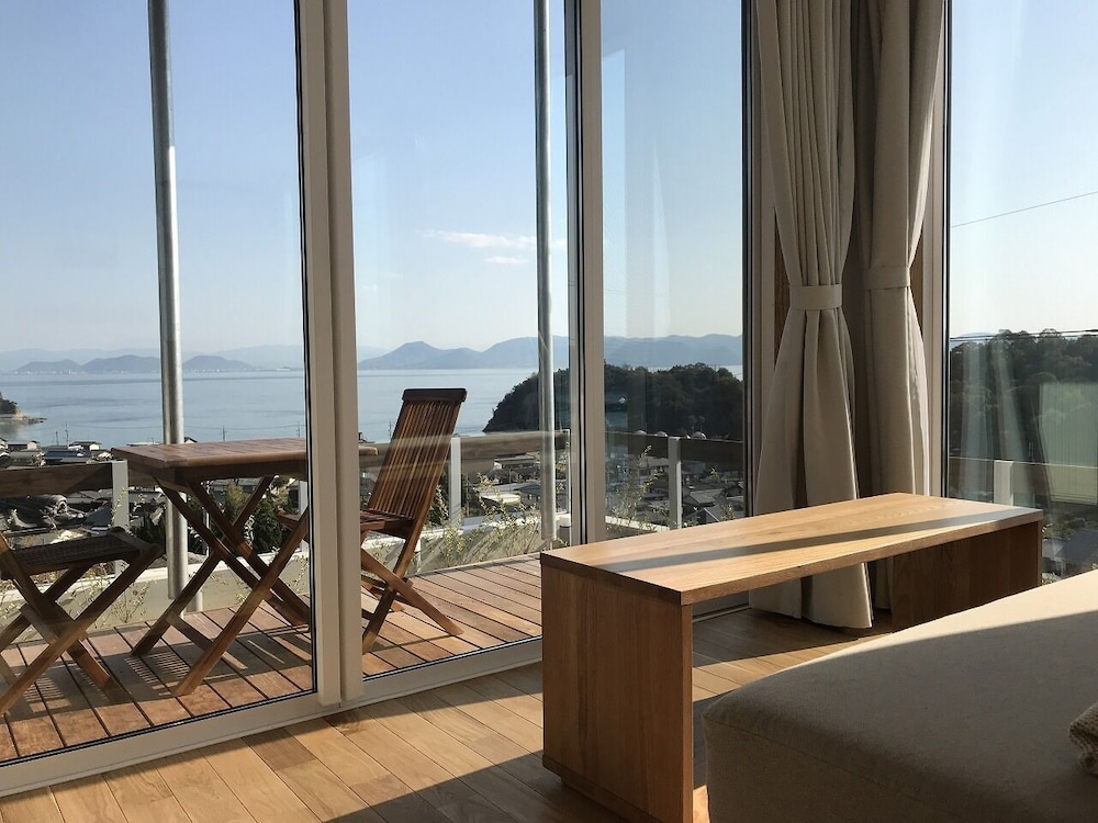 デラックスコーナールーム シービュー テラス付き 禁煙 リビング エリア5 | マイロッジ直島　My Lodge Naoshima