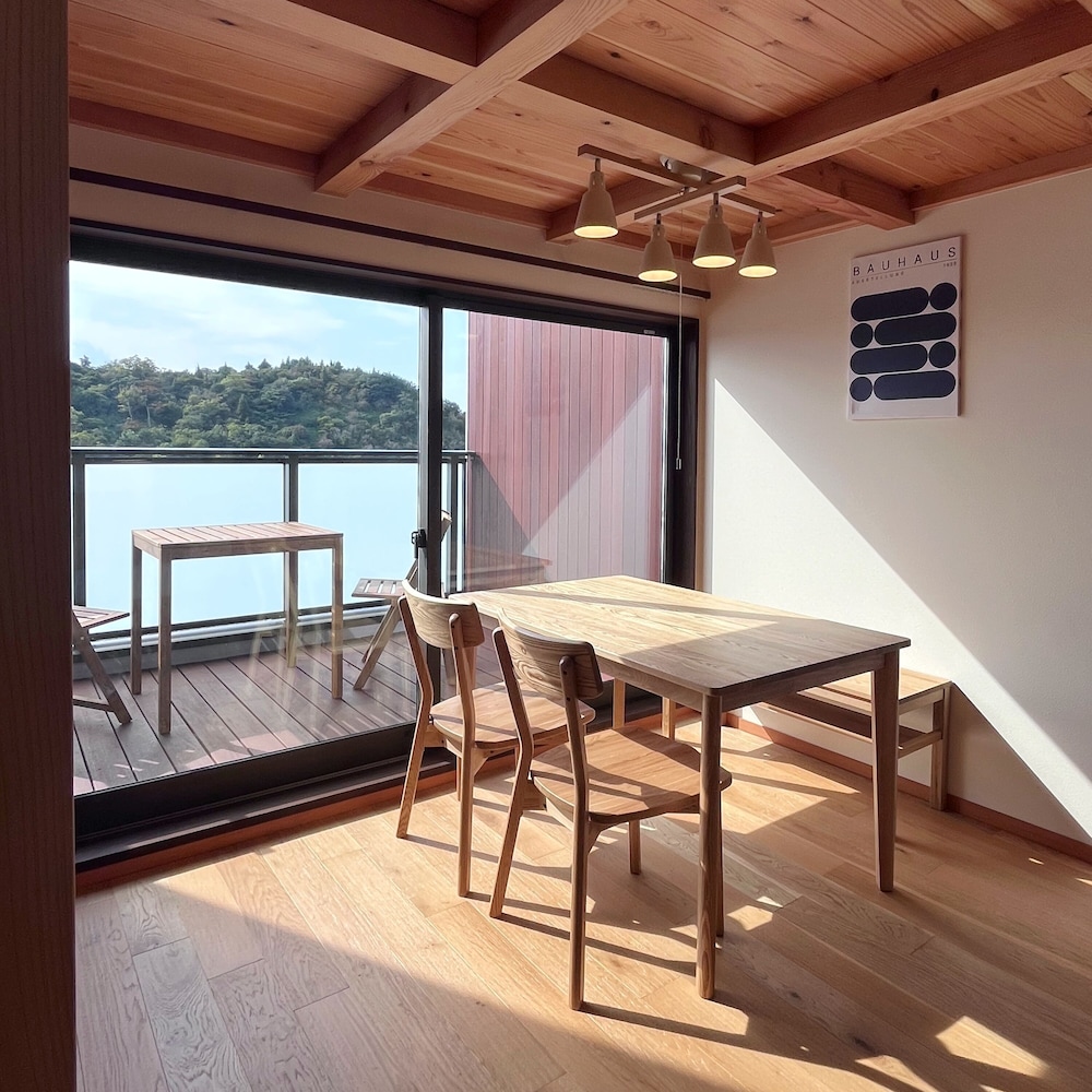 ハーバーテラス デラックスルーム 専用サウナ付き 禁煙 リビング エリア0 | マイロッジ直島　My Lodge Naoshima
