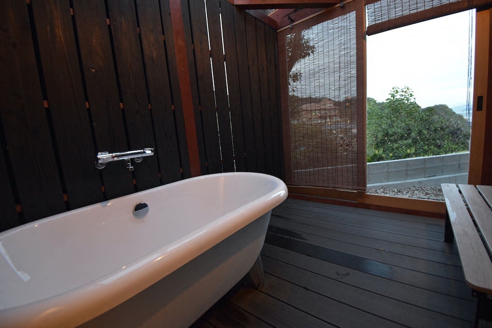 ヒルトップハウス シービュー 専用露天風呂 サウナ付き 禁煙 バスルーム0 | マイロッジ直島　My Lodge Naoshima