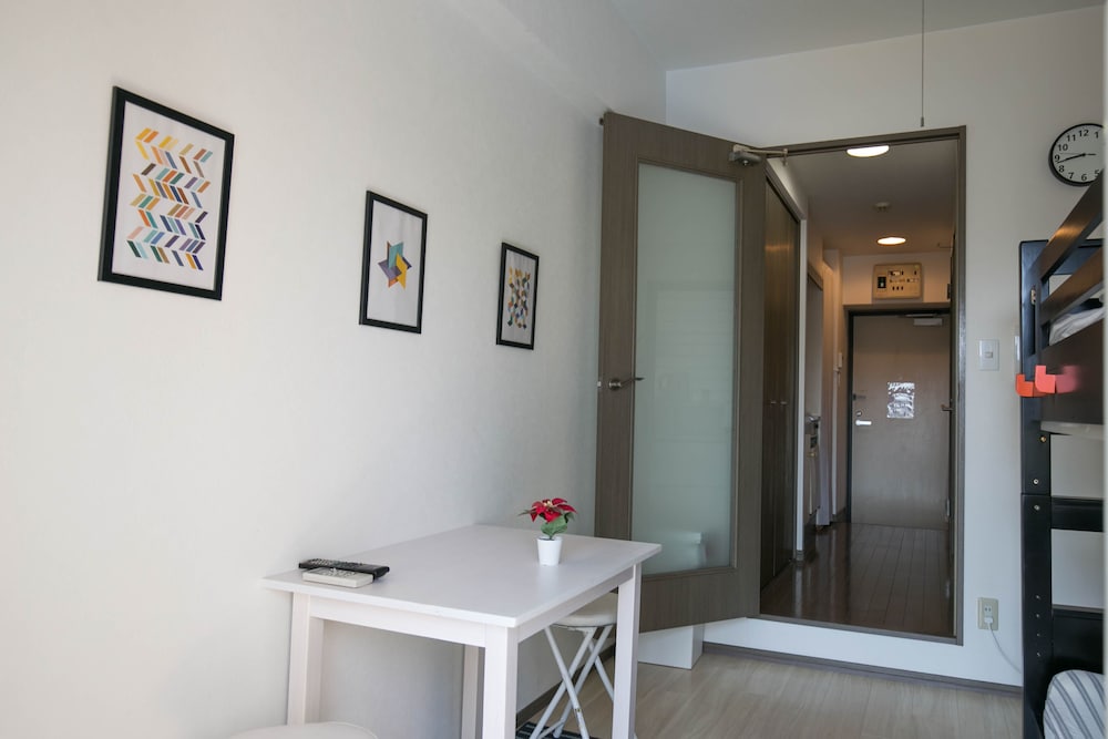 スタンダード アパートメント 客室内のダイニングエリア1 | エスコート春吉