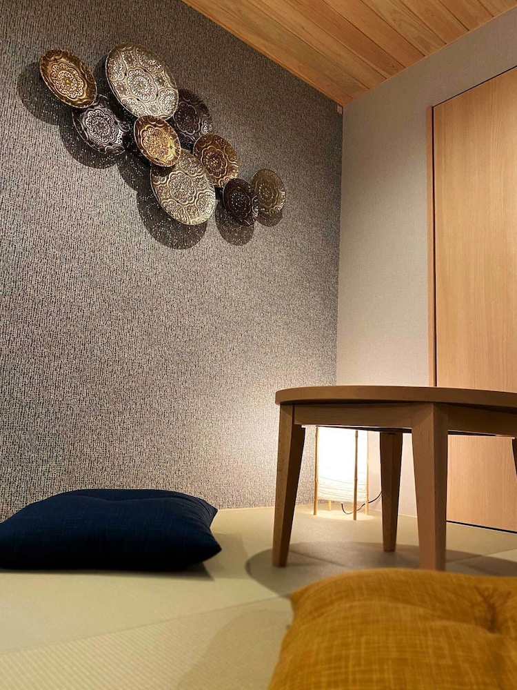 デラックス ファミリースイート(201)(ソファベッド用の寝具とシングル布団2組は部屋に常備していない為 事前にリクエストが必要) 客室1 | ホテルクラス広島 大州