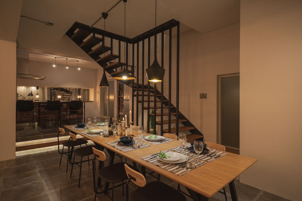 樋川 客室内のダイニングエリア3 | INFINITY HOTEL -HIGAWA-