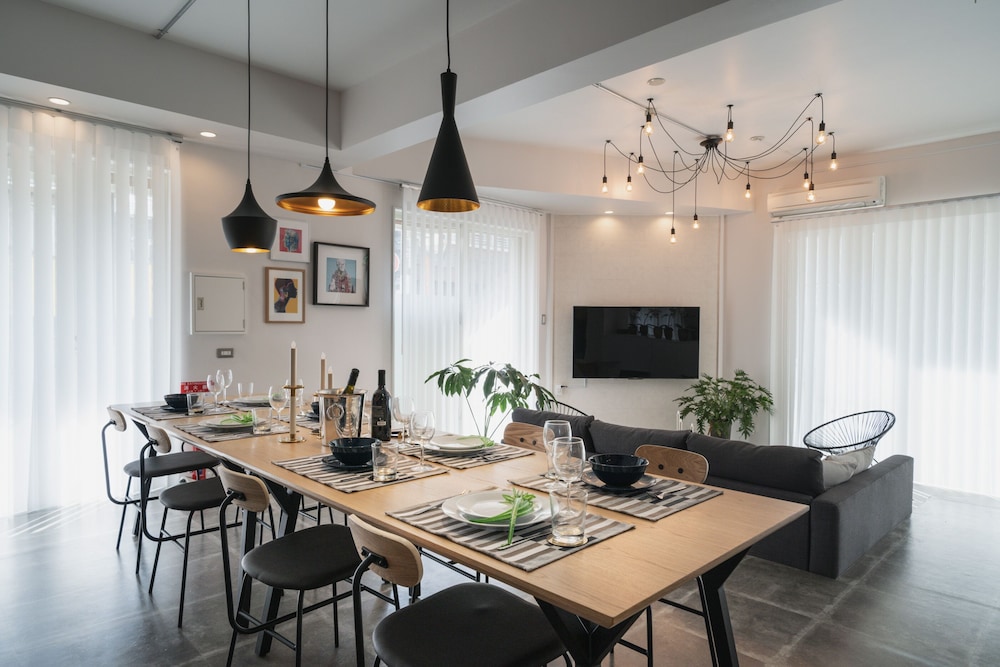 樋川 客室内のダイニングエリア1 | INFINITY HOTEL -HIGAWA-