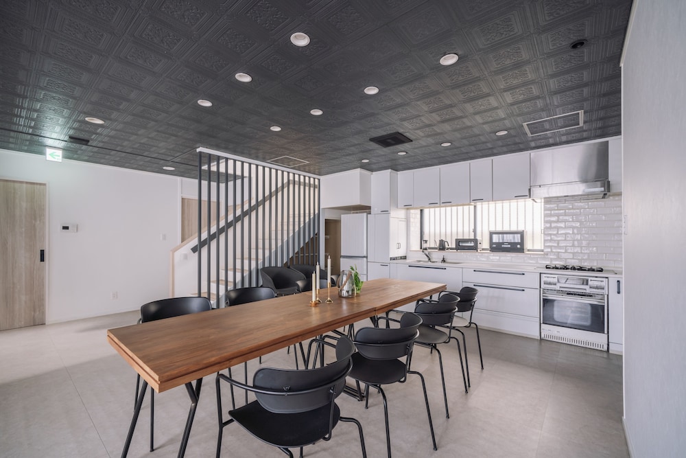 ジッチャク 客室内のダイニングエリア1 | INFINITY HOTEL -JICCHAKU-