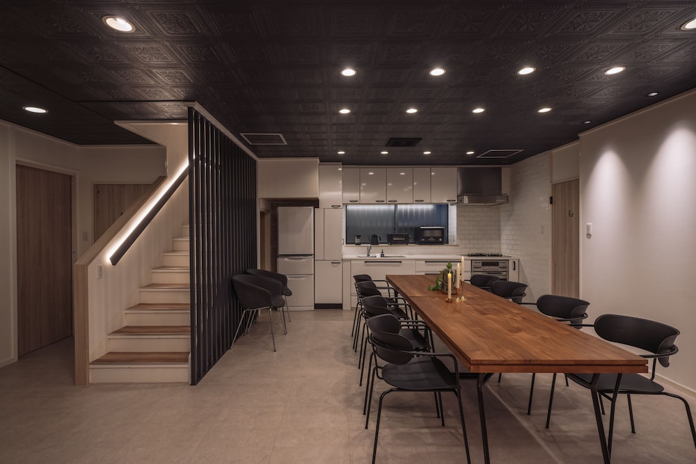 ジッチャク 客室内のダイニングエリア2 | INFINITY HOTEL -JICCHAKU-