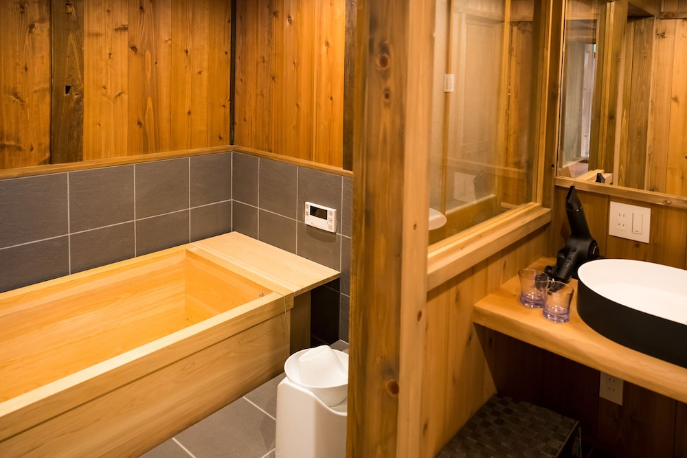 グランド 4 人部屋 バスルーム0 | NIPPONIA HOTEL Yamefukushima Merchant Town