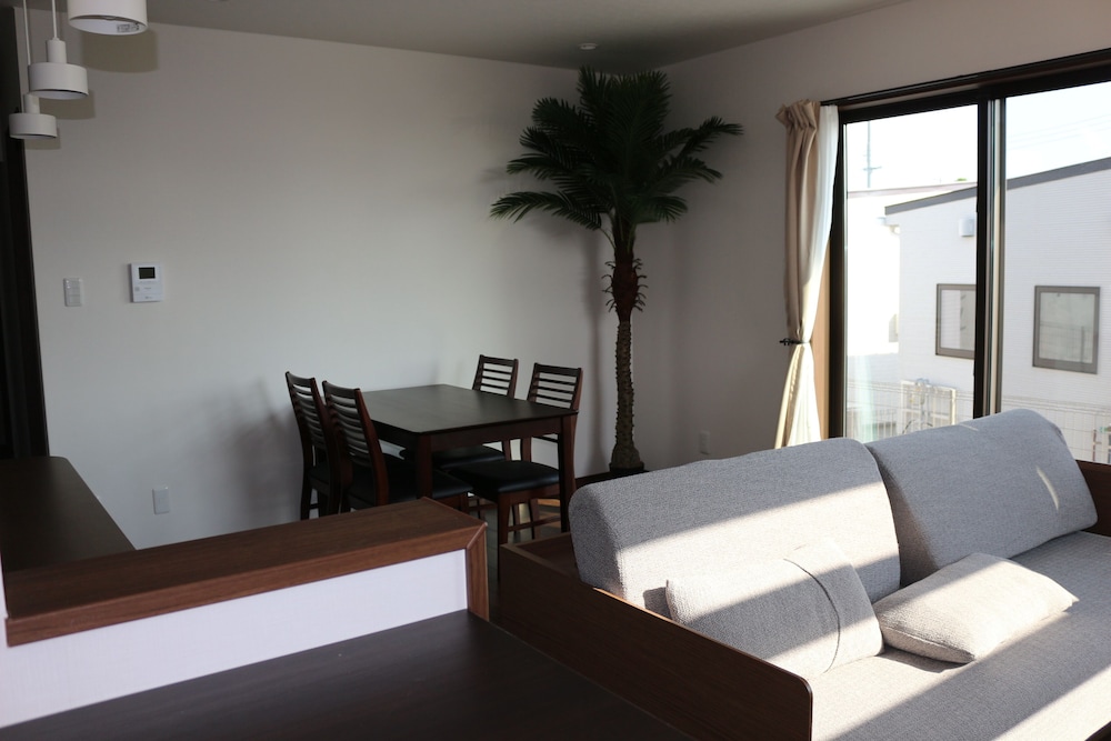 2ベッドルーム リビングルーム0 | E-horizon Resort コンドミニアム名護 E