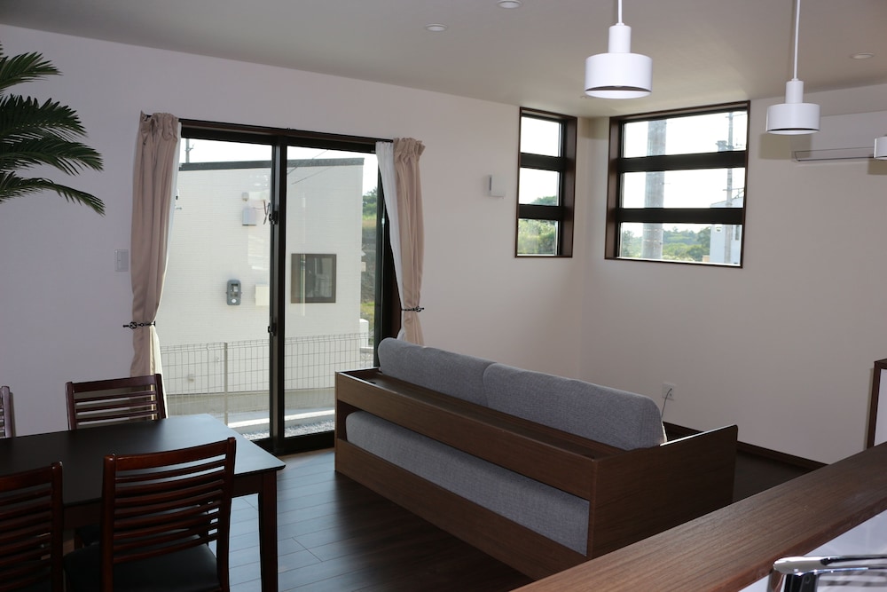 2ベッドルーム リビングルーム1 | E-horizon Resort コンドミニアム名護 E