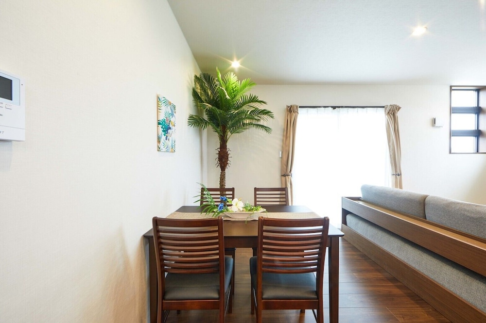 2ベッドルーム 客室内のダイニングエリア0 | E-horizon Resort コンドミニアム名護 E