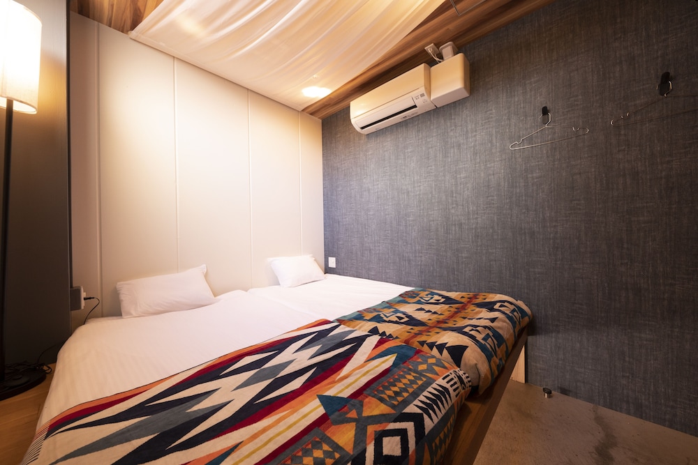 エコノミー ツインルーム 共用バスルーム 客室2 | Glamping Tokyo Asakusa