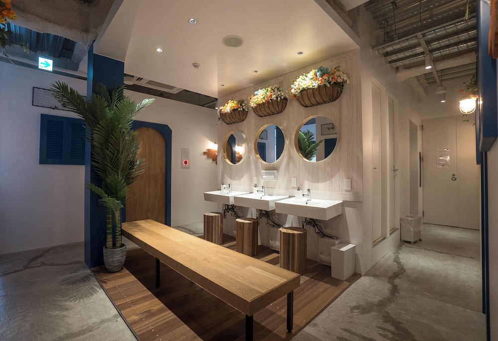 エコノミー ツインルーム 共用バスルーム 客室2 | Glamping Tokyo Asakusa