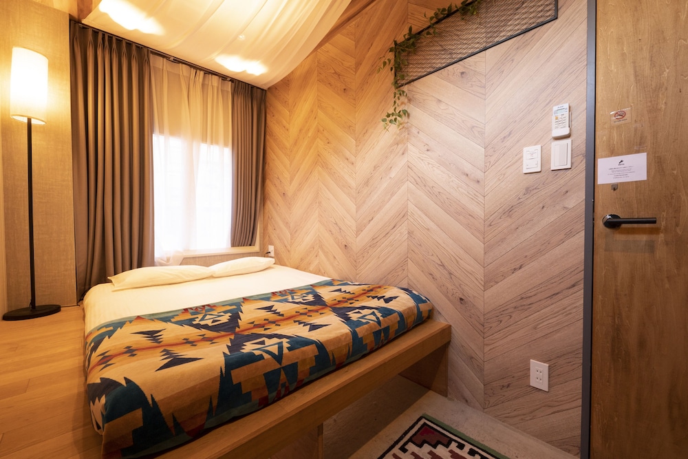 スタンダード ダブルルーム 共用バスルーム 客室2 | Glamping Tokyo Asakusa