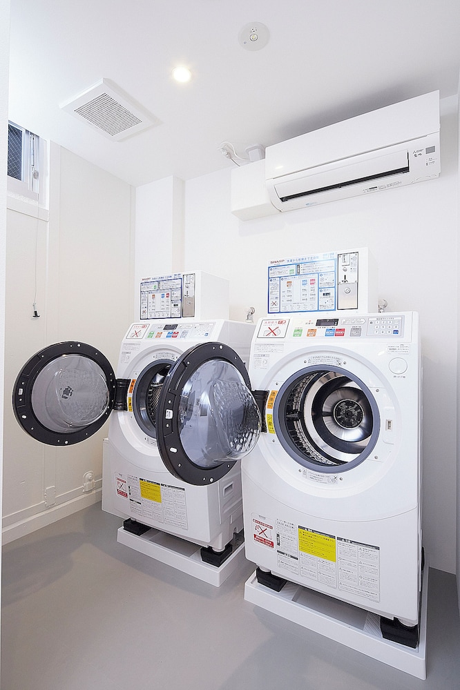 エコノミー ツインルーム 共用バスルーム 客室11 | Glamping Tokyo Asakusa
