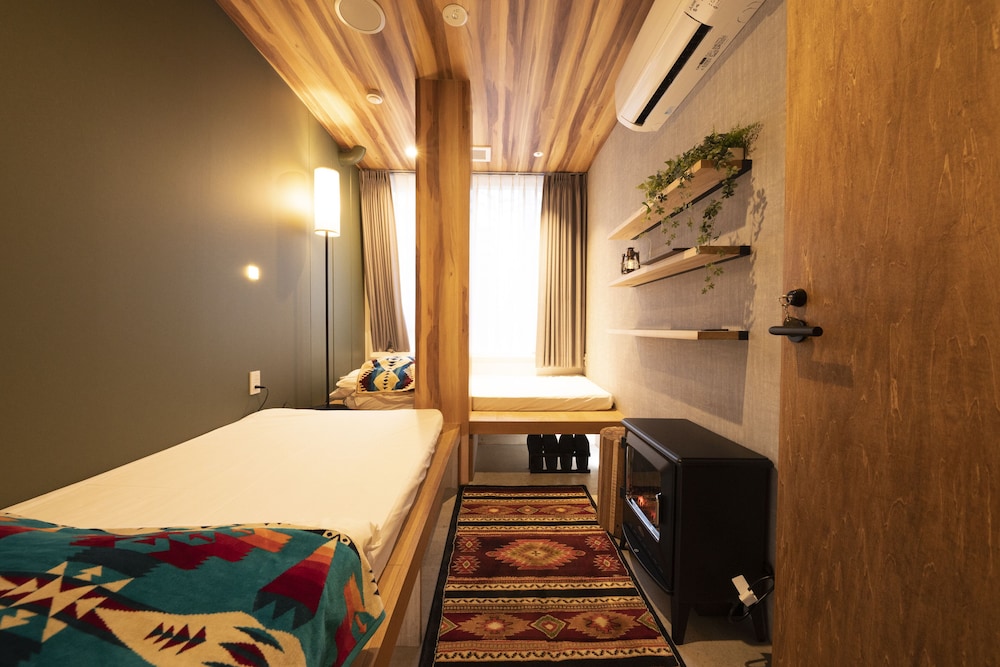 スタンダード ツインルーム 共用バスルーム 客室3 | Glamping Tokyo Asakusa