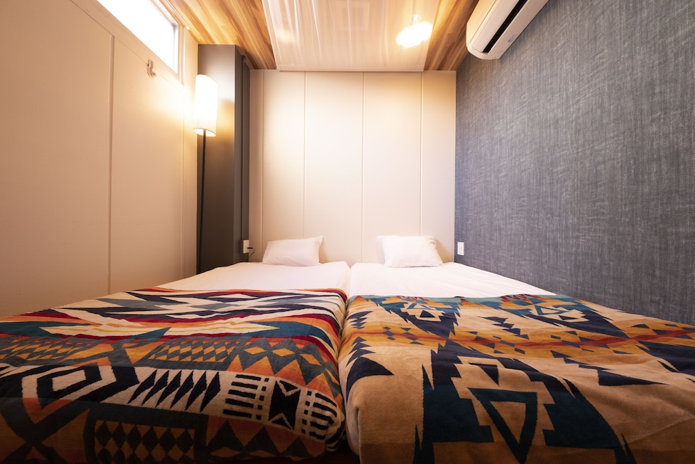 エコノミー ツインルーム 共用バスルーム 客室1 | Glamping Tokyo Asakusa