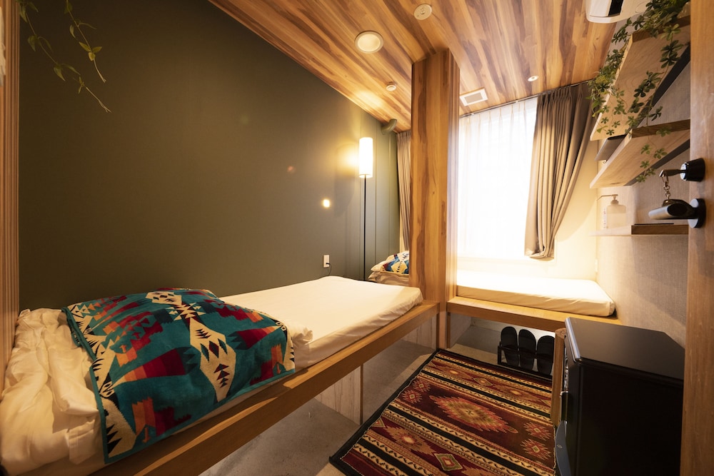 スタンダード ツインルーム 共用バスルーム 客室1 | Glamping Tokyo Asakusa