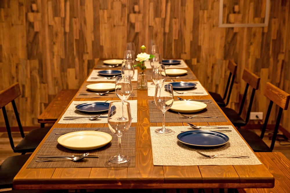 アパートメント 3 ベッドルーム 客室内のダイニングエリア2 | アメリカンヴィンテージスイート