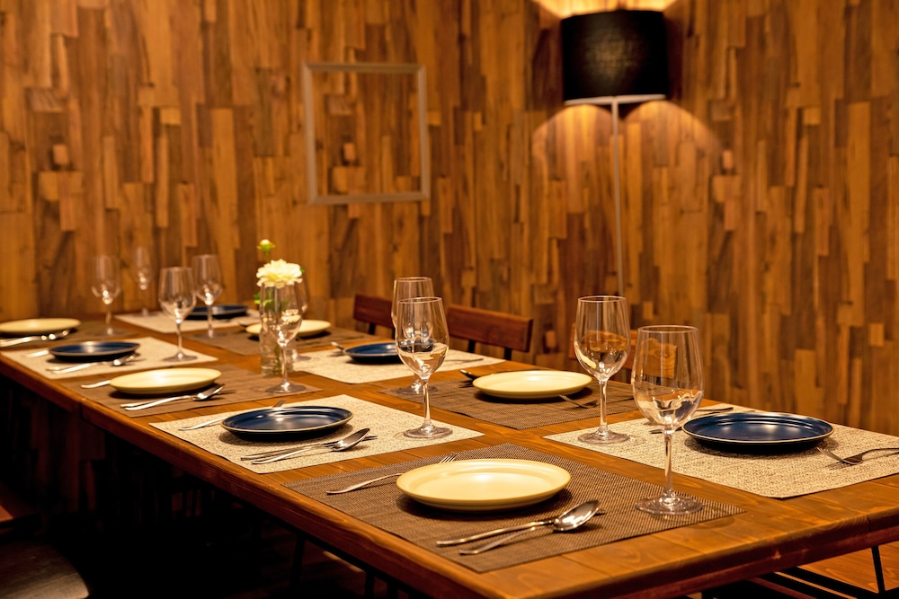 アパートメント 3 ベッドルーム 客室内のダイニングエリア1 | アメリカンヴィンテージスイート