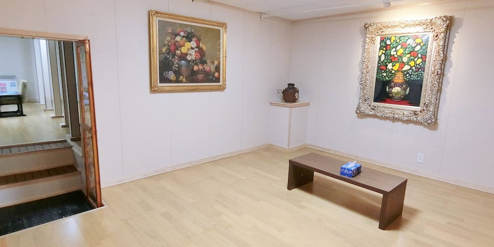 デラックス ヴィラ 1 ベッドルーム キッチン パーシャル オーシャン ビュー リビング エリア1 | しらはまの宿 明時別荘