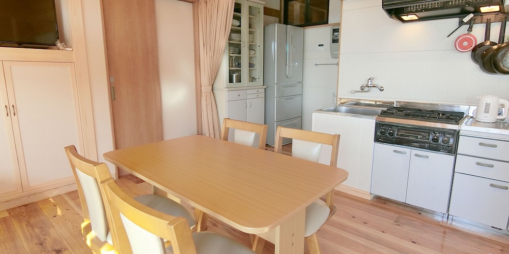 デラックス ヴィラ 1 ベッドルーム キッチン パーシャル オーシャン ビュー 客室内のダイニングエリア3 | しらはまの宿 明時別荘