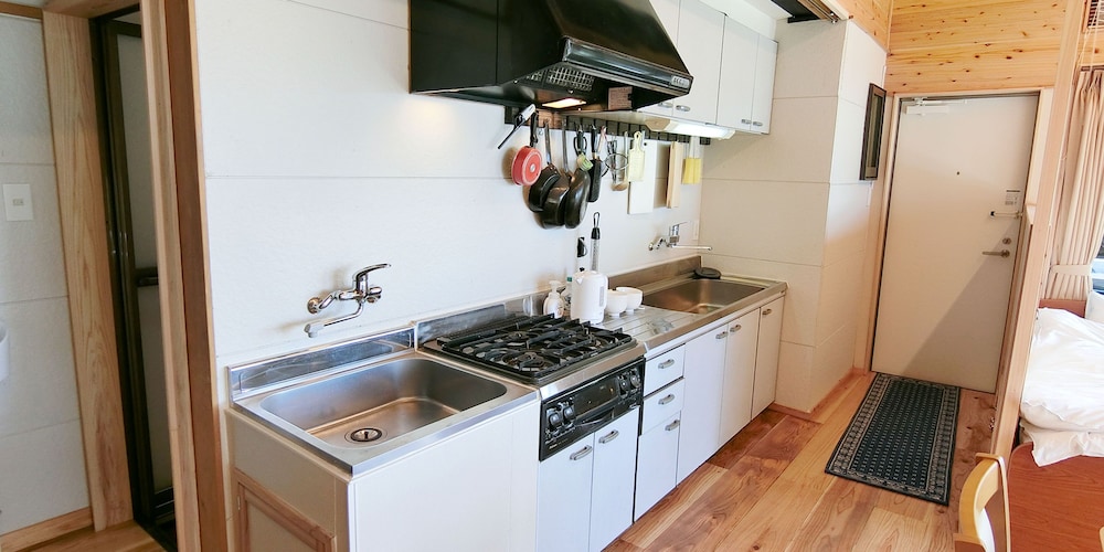 デラックス ヴィラ 1 ベッドルーム キッチン パーシャル オーシャン ビュー 専用キッチン3 | しらはまの宿 明時別荘